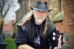 Stefan porträtt med basen_neutral 1  72