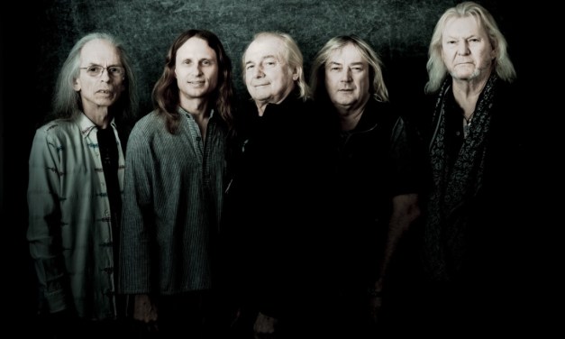 YES (L-R): Steve Howe, Jon Davison, Alan White, Geoff Downes, Chris Squire Photo Credit: Rob Shanahan