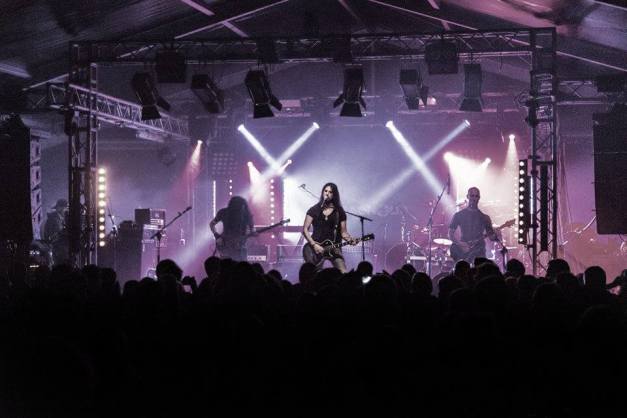 AvenueLie on stage in Milan