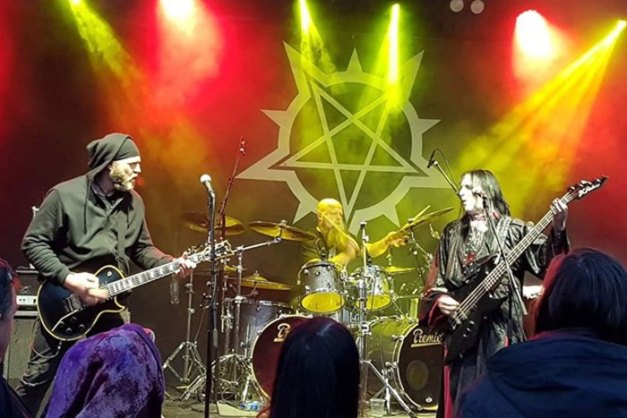 CREST-OF-DARKNESS-stage